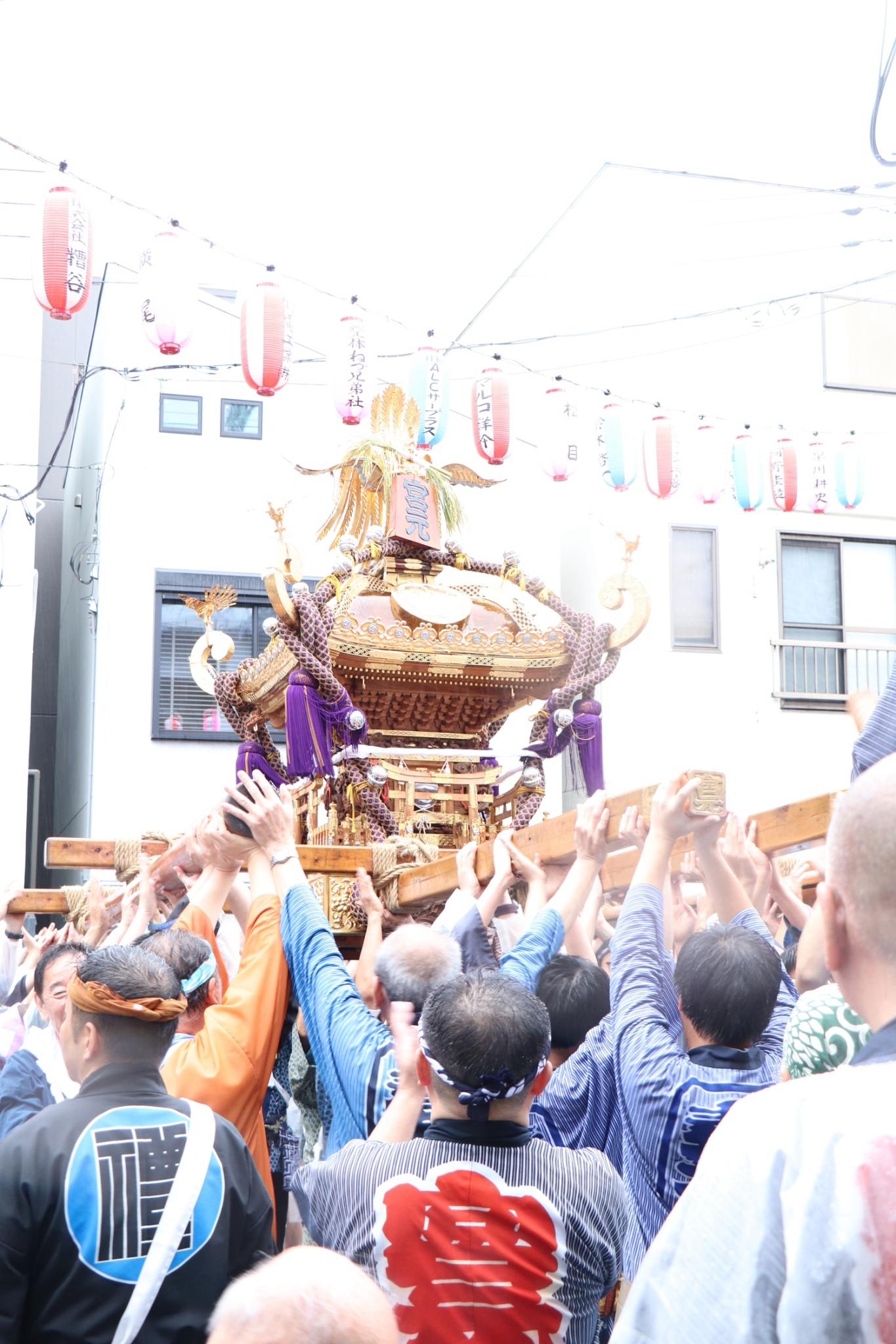 空へと上がる、町の神輿