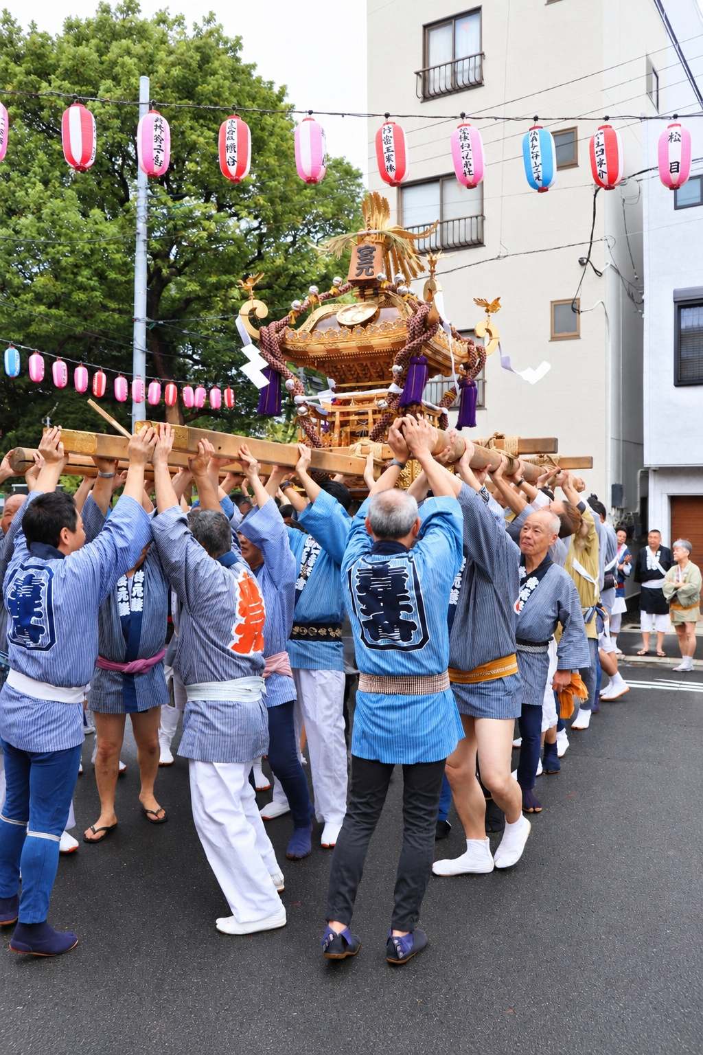神輿を差し上げる担ぎ手たち
