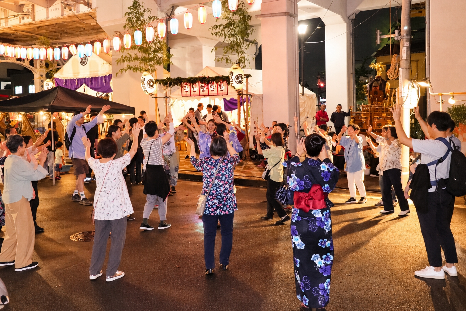 踊りの輪でつながる町の人たち