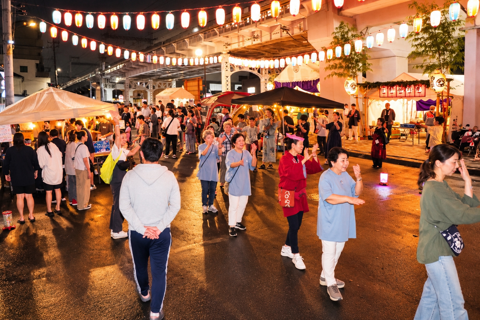 提灯の明かりの下、町の人々が集まる夜の祭り