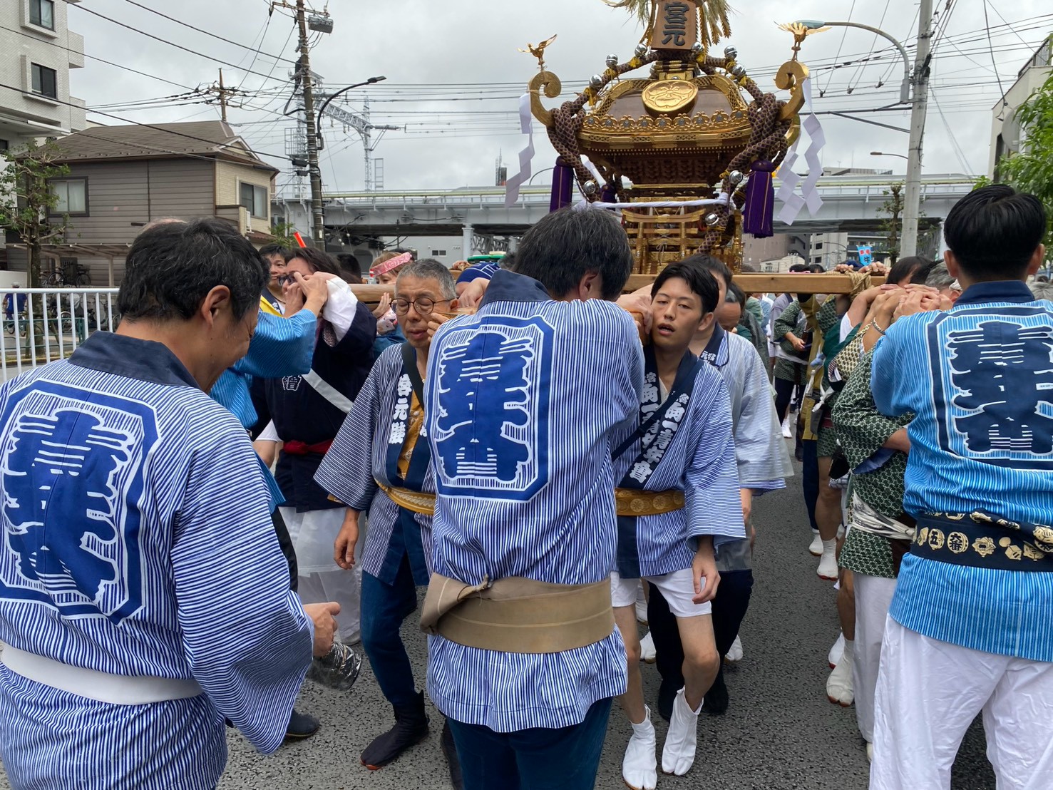 揃いの半纏でつなぐ神輿