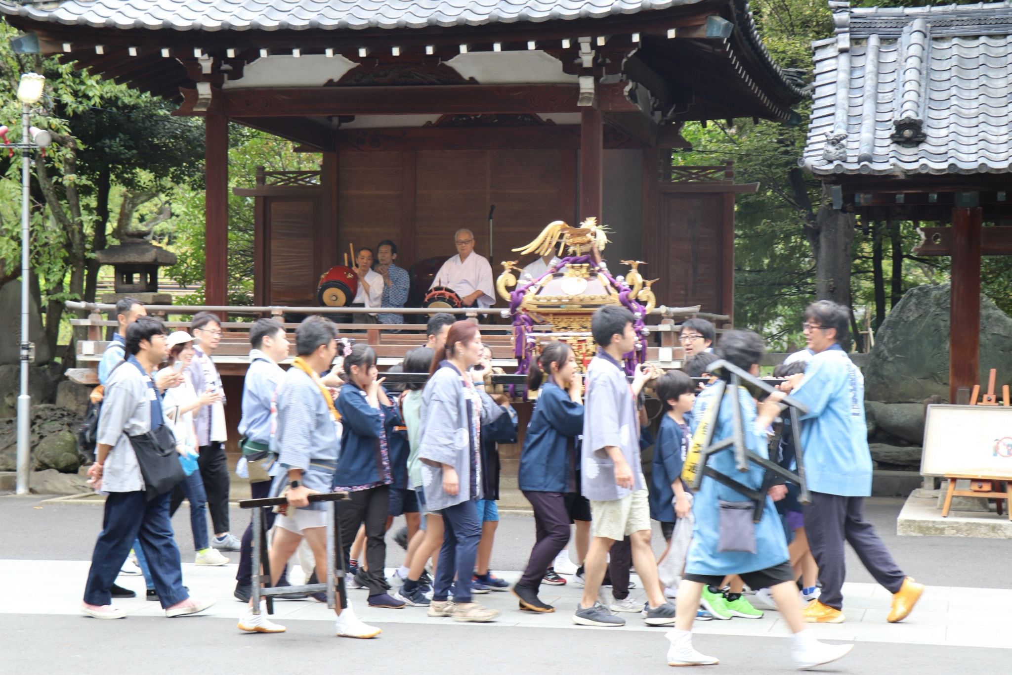 大人と子どもが一緒に歩く祭り
