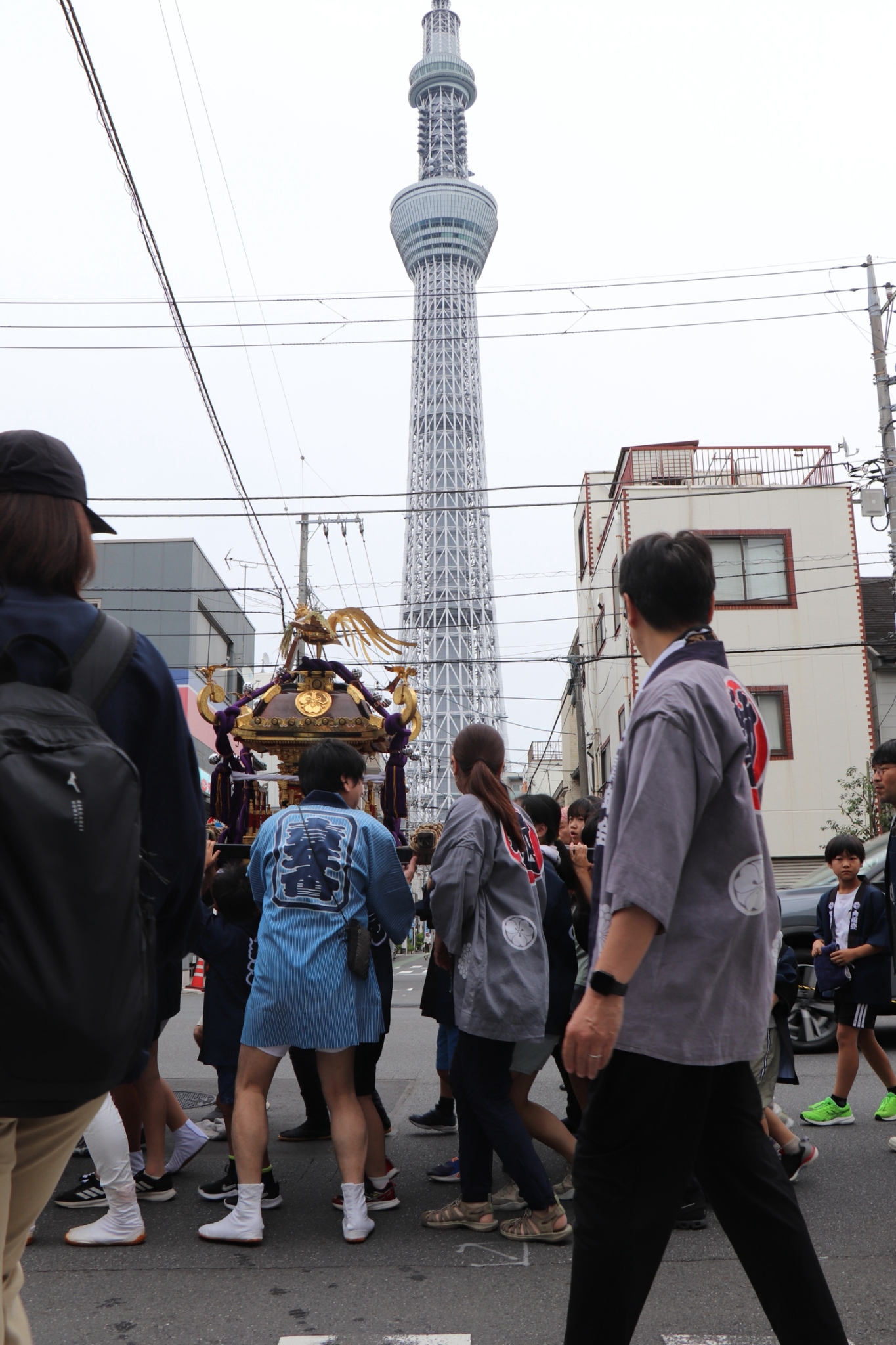 スカイツリーの見える町を進む