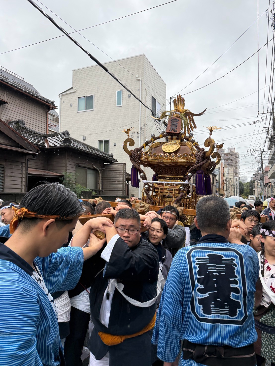肩を寄せ合い、町を進む