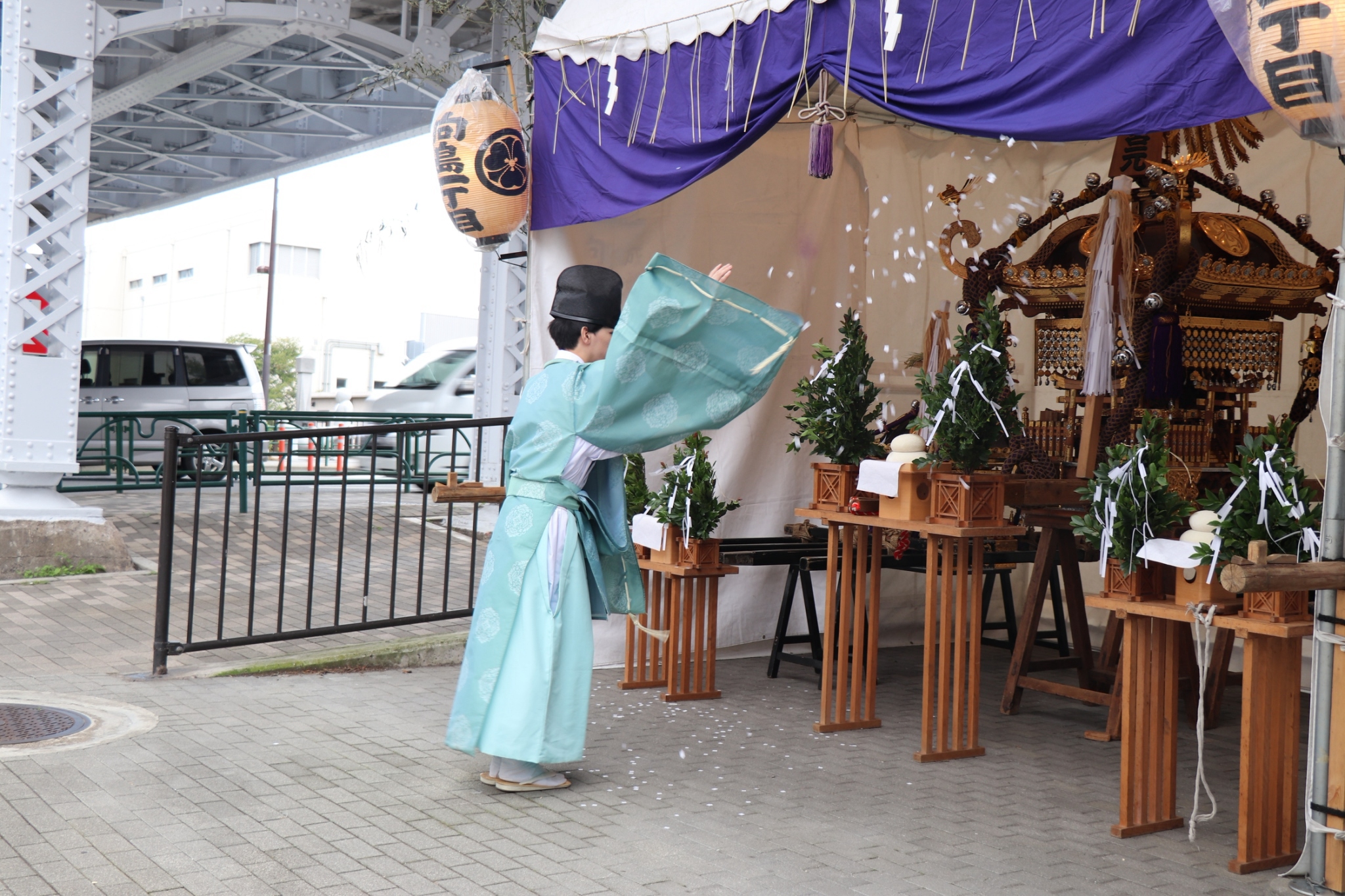 御神酒所の神輿に向かって行われる神事